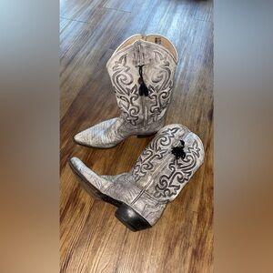 Justin Snip Toe Cowboy Boots